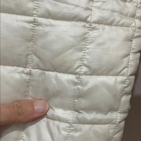The North Face Women's Off-White Quilted Puffer Jacket - Picture 4 of 9